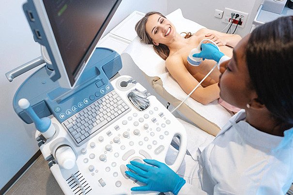 Écho-mammographie : un examen indispensable avant et après une chirurgie mammaire